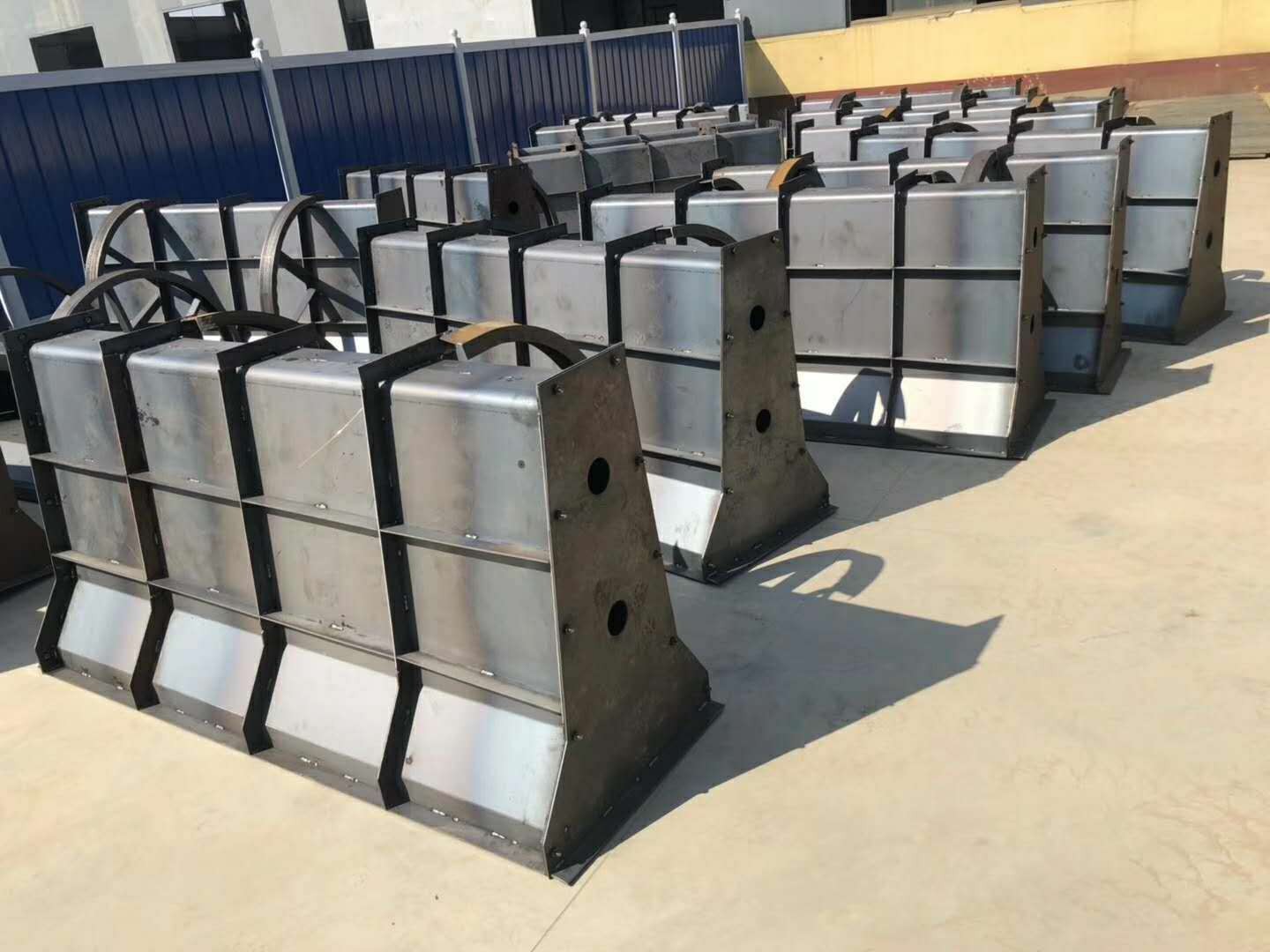 預(yù)制隔離墩模具 預(yù)制隔離墩模具